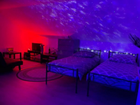 Sky Studio Apartment 1,5 Zimmer für 4 Leute Zentral 35qm S-Bahn Mercedes Benz